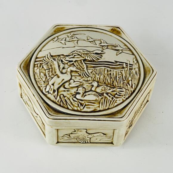 Vintage Avon 1980 "Birds Of Flight" Ceramic Embossed Trinket Box w/Lid (Brazil) - Picture 1 of 6